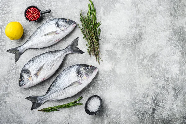 Pescado Dorado Entero Con Hierbas Para Asar Sobre Fondo Gris — Foto de Stock