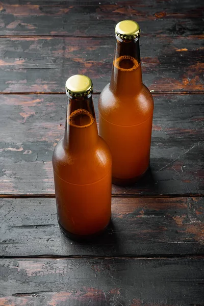 Cerveza Fresca Botellas Vidrio Sobre Una Vieja Mesa Madera Oscura —  Fotos de Stock