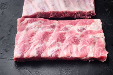 Domuz kaburgası seti, siyah taş zemin üzerinde.