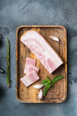 Tütsülenmiş domuz pastırması, gri desenli arka plan, üst manzara..
