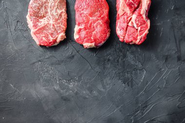 Ham alternatif kesim biftekler, üst bıçak, kıç ve chuck roll, siyah desenli arka plan, metin için boşluk ile üst görünüm