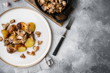 Patates kızartması ve reçel ve soğan seti, gri taş masa arkaplanı, üst görünüm düz, metin için kopyalama alanı ile