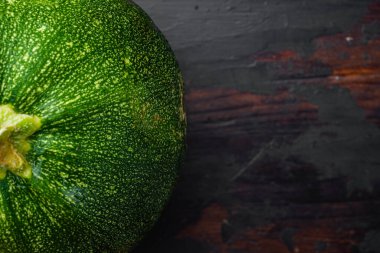 Taze yeşil kabaklar seti, eski koyu ahşap masa arkaplanı üzerinde, üst görünüm düz yatay, metin için kopyalama alanı ile