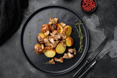 Patates kızartması, Chanterelles ve soğan seti, siyah taş masa arkaplanı, üst görünüm düz