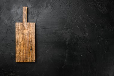 Yiyecek seti için Rustik kesme tahtası, üst görünüm düz yatay, metin veya ürününüz için kopyalama alanı, siyah koyu taş masa arka planında
