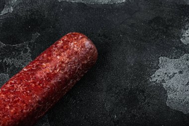 Taze pişmiş sosis salamı seti, siyah taş zemin üzerinde, metin için kopyalama alanı ile