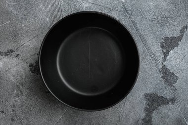 Siyah kase seti, metin veya yemek için kopyalama alanı, metin veya yiyecek için kopyalama alanı, üst görünüm düz, gri taş masa arka planı