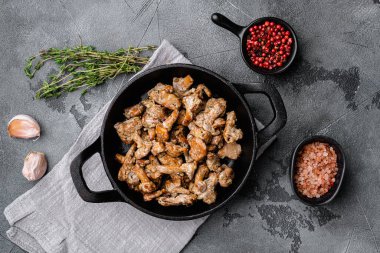 Mantar chanterelles seti, gri taş masa arkaplan, üst görünüm düz yatıyordu