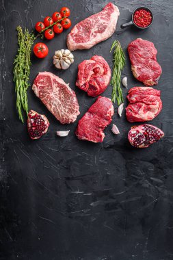 Alternatif çiğ et bifteği seti siyah arka planda. Metin için boşluk ile