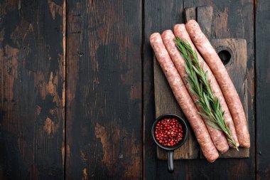 Geleneksel sığır eti sosisleri, üst görünümü metin için, eski koyu ahşap arka planda.