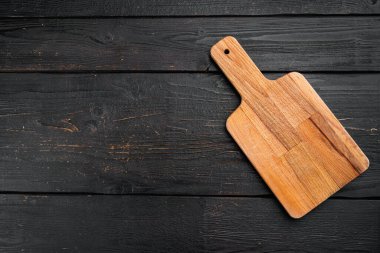 Boş vintage kesme tahtası seti, siyah ahşap masa arkaplanı, üst görünüm düz yatay, metin veya ürün için kopyalama alanı ile