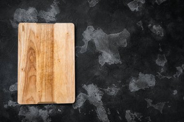 Boş vintage kesme tahtası seti, siyah koyu taş masa arkaplanı, üst görünüm düz yatay, metin veya ürün için kopyalama alanı ile