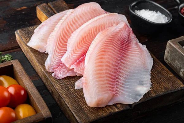 Rauwe Witte Vis Tilapia Met Basmatirijst Kerstomaten Ingrediënten Donkere Houten — Stockfoto