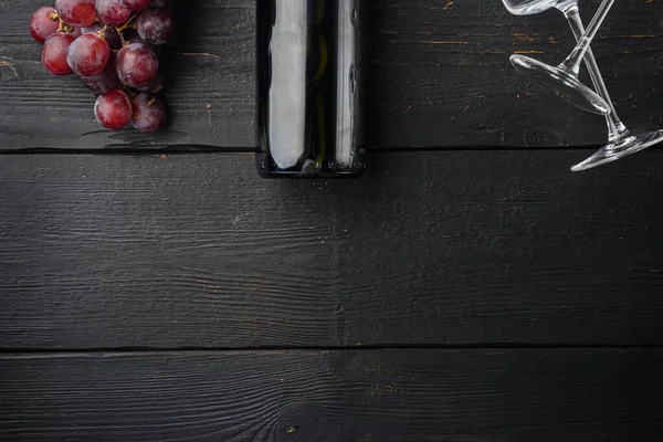 Wijnfles Glas Rode Wijn Met Rijpe Druiven Set Zwarte Houten — Stockfoto