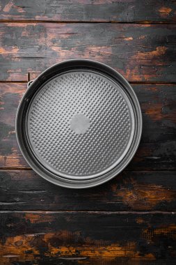 Metal boş fırın tepsisi seti, metin veya yemek için kopyalama alanı, metin veya yiyecek için kopyalama alanı, üst görünüm düz, eski koyu ahşap masa arkaplanı üzerinde