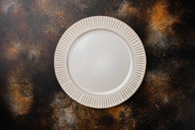 Metin veya yiyecek için kopyalama alanı olan beyaz tabak boş çatal bıçak seti, üst görünüm düz, eski koyu kırsal masa arkaplanı