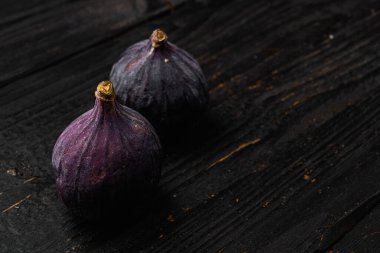 Sağlıklı tatlı incirleri seti, siyah ahşap masa arkaplanı, metin için kopyalama alanı