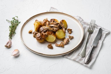 Beyaz taş masa zemininde mantarlı kızarmış patates, metin için de kopya alanı.