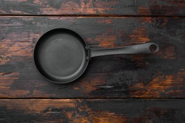 Boş tava, metin ya da yiyecek için kopyalama alanı olan tava ya da yiyecek için yiyecek seti, üst görünüm düz, eski koyu ahşap masa arkaplanı üzerinde