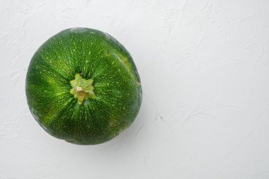 Olgun kabak seti, beyaz taş masa arkaplanı üzerinde, üst görünüm düz yatay, metin için kopyalama alanı ile