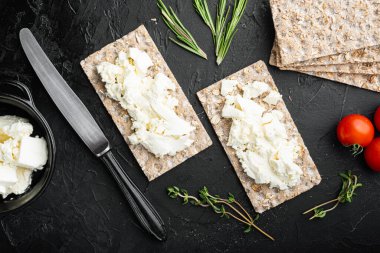 Crispbread sandviç seti, siyah taştan masa arkaplanı, üst görünüm düz yatıyordu