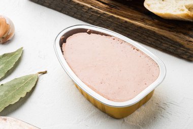 Beyaz taş masa zemininde, tost seti üzerine ciğer ezmesi.