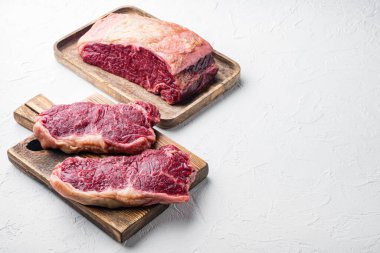 Beyaz arka planda kesilmiş sığır eti biftekleri, metin için kopyalama alanı