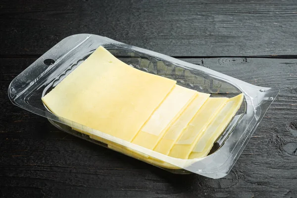 Schweizer Käsescheiben Set Kunststoffverpackung Auf Schwarzem Holztischhintergrund — Stockfoto