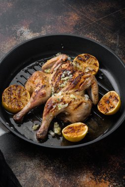 Kelebek kızartılmış tavuk kıtır kıtır altın tenli, eski köylü arka planında