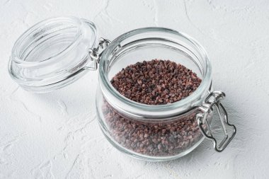 Hint siyah tuzu, Kala namak hintçe sağlıklı yiyecek seti, cam kavanozda, beyaz taş arka planda.