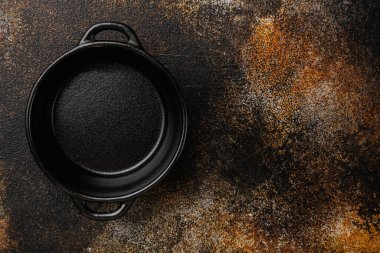 Siyah çömlek seti, metin veya yemek için kopyalama alanı, metin veya yemek için kopyalama alanı, üst görünüm düz, eski koyu kırsal masa arka planı