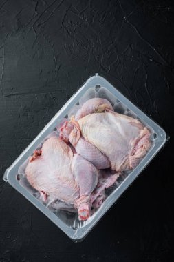 Ham tavuk seti olan plastik kap, siyah arkaplan, metin için metin alanı ile üst görünüm