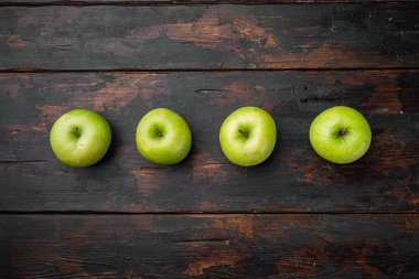 Yeşil elma seti, eski koyu kırsal masa arkaplanı, üst görünüm düz yatay, metin için kopyalama alanı ile