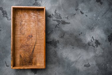 Metin veya yiyecek için kopyalama alanı olan boş ahşap kutu seti, üst görünüm düz, gri taş masa arkaplanı üzerinde