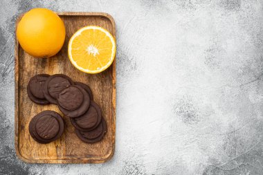 Turuncu çikolata kaplı bisküvi kek seti, gri arkaplan, üst görünüm düz yatay, metin için kopyalama alanı