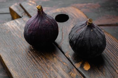 Taze incir seti, eski siyah ahşap masa arka planında.