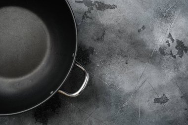 Metin ya da yiyecek için kopyalama alanı ya da yiyecek için kopyalama alanı olan tava kulplu Pan, üst görünüm düz masa arkaplanı, gri taş masa arkaplanı