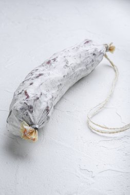 Beyaz arka planda sosis salçamı.