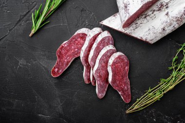 Longaniza, geleneksel salam siyah arka planda İspanyol sosisi..