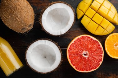 Farklı meyvelerin karışımı, eski koyu ahşap masa arkaplanı, üst görünüm düz yatıyordu