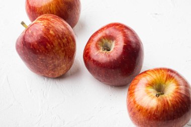 Lezzetli kırmızı elmalar seti, beyaz taş masa zemininde, metin için kopyalama alanı ile