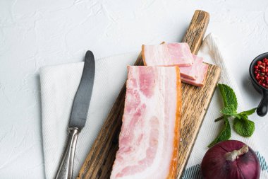 Tütsülenmiş domuz pastırması, beyaz arka planda bitkiler, üst manzara..