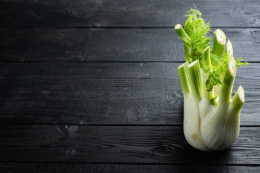 Taze floran rezene ampulü, siyah ahşap masa üzerinde metin için yer var.