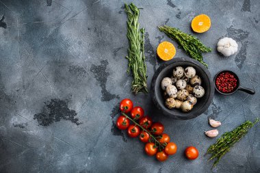 Taze bıldırcın yumurtaları, düz yatış, gri arkaplan ve metin için boşluk.