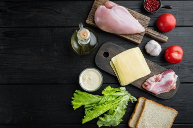 Sandviç, pastırma, peynir, domates, tavuk eti, marul, sos, siyah ahşap masa, metin için fotokopi alanı ile üst görünüm