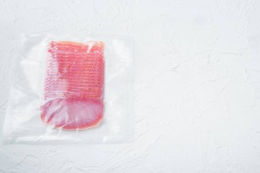 Haşlanmış domuz eti ya da jambon seti, vakumlu süpürge, beyaz taş zemin üzerinde, üst görünüm düz, metin alanı için kopyalama alanı ile