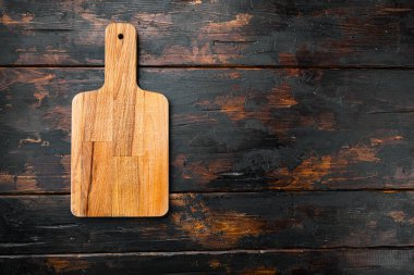 Boş vintage kesme tahtası seti, eski koyu ahşap masa arkaplanı, üst görünüm düz yatay, metin veya ürün için kopyalama alanı ile