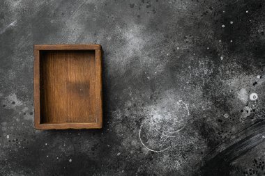Metin ya da yiyecek için kopyalama alanı olan boş, koyu tahta kutu seti, üst görünüm düz, siyah taş masa arkaplanı üzerinde