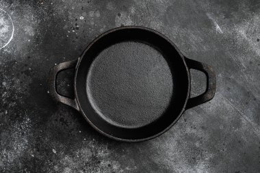 Metin veya yiyecek için kopyalama alanı olan siyah boş kil çömlek seti, üst görünüm düz, siyah taş masa arkaplanı üzerinde