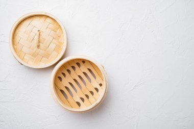 Bambu buhar seti, metin ya da yiyecek için kopyalama alanı, metin ya da yiyecek için kopyalama alanı ile, beyaz taş masa arka planında üst görünüm düz yatıyordu